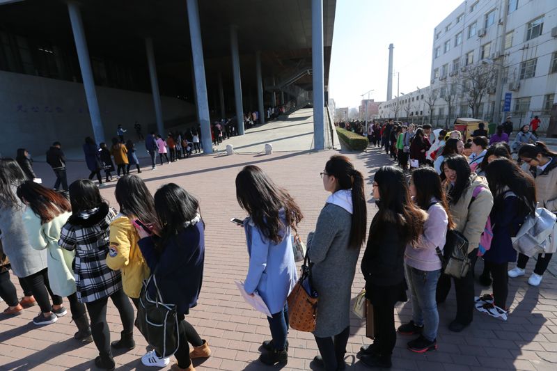 组图“任性”招聘会  女生优先选