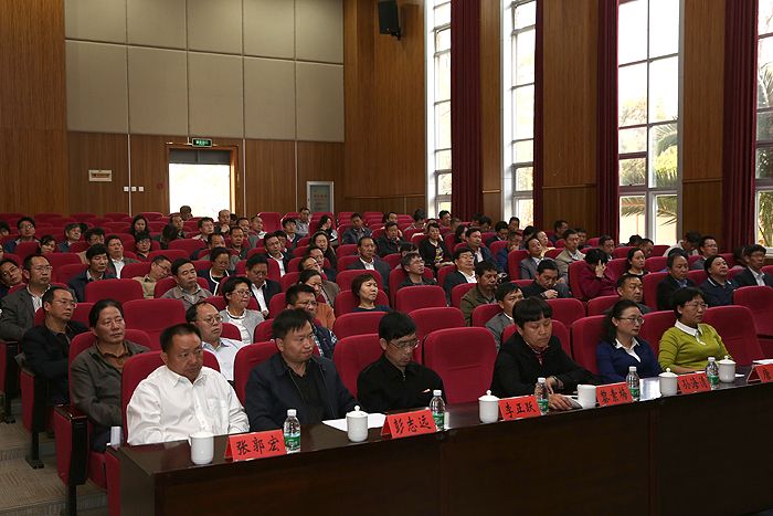 学校召开2016年党委理论中心组第一次学习会