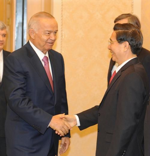 乌兹别克斯坦总统卡里莫夫同郭声琨亲切交谈