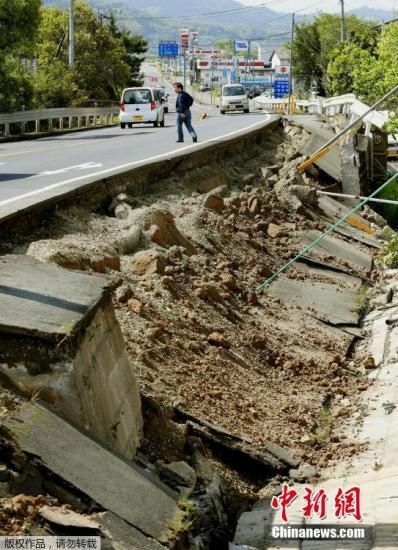 日本两次强震致逾30人遇难 山体垮塌大桥断裂