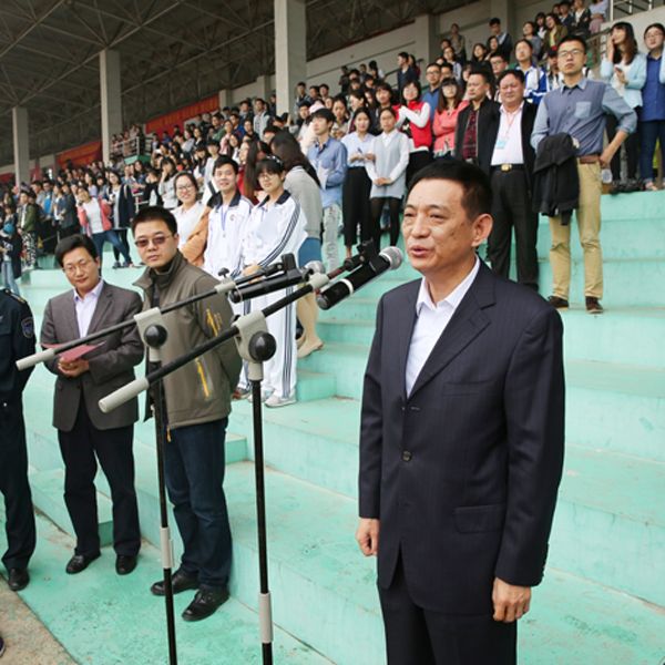 我校第三十八届田径运动会隆重开幕