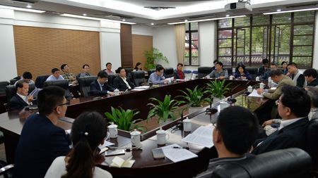 学校举行校长工作报告教代会团长意见征求会