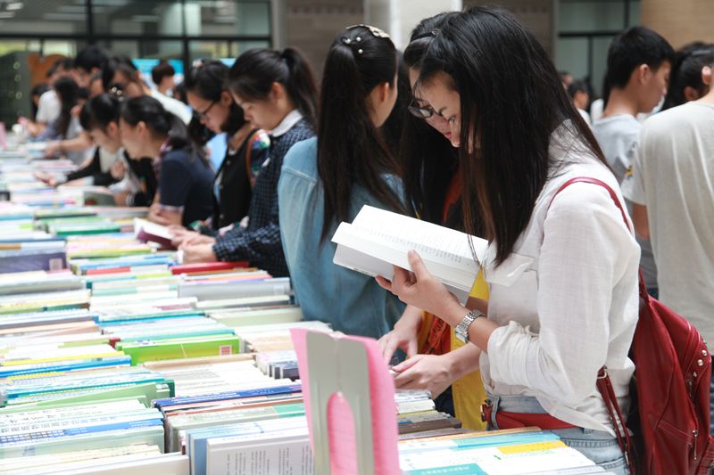 我校举行第十届大学生读书节启动仪式2016-04-25 101902   作者梁肖 朱燕河   来源   点击