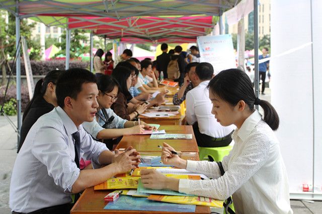 我校举行“2016年北部湾经济区、西江经济带企业校园专场招聘会”