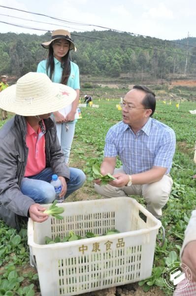 文山学院党委书记熊荣元深入者腊乡扶贫点调研