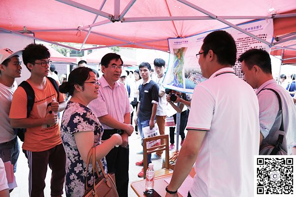 夏季招聘会01学校举行2016年夏季大型校园招聘会