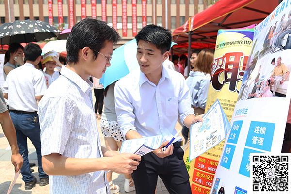 夏季招聘会01学校举行2016年夏季大型校园招聘会