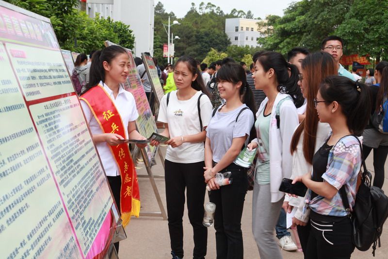 2016年玉林市“大学生征兵工作宣传月活动”启动仪式在我校举行2016-05-11 152423   作者朱燕河 梁雯雯 何月秋 欧军武   来源   点击