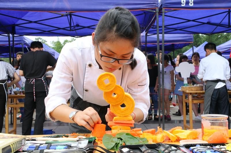 红五月我校举办“果行育德”美食节