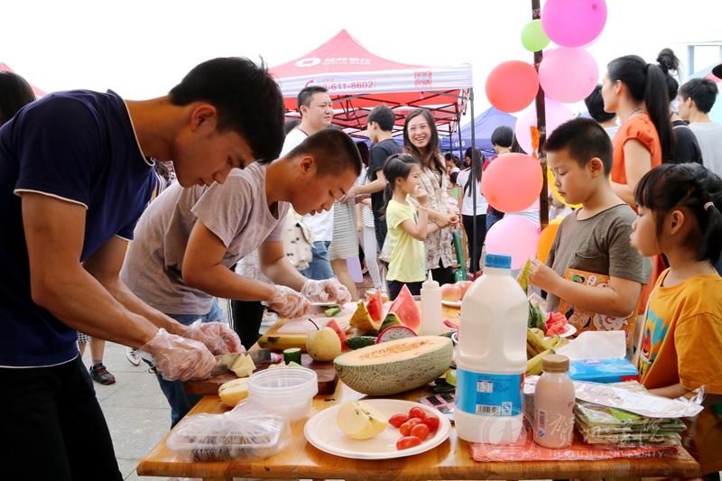 红五月我校举办“果行育德”美食节