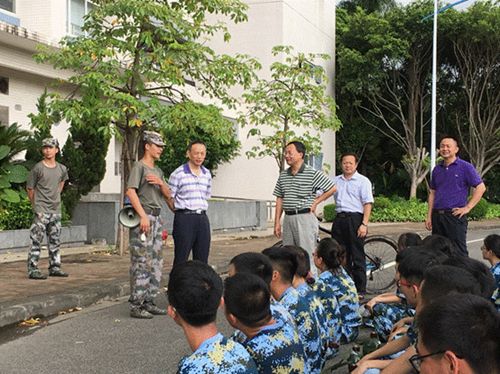 校党委书记庾建设慰问承训教官和军训师生