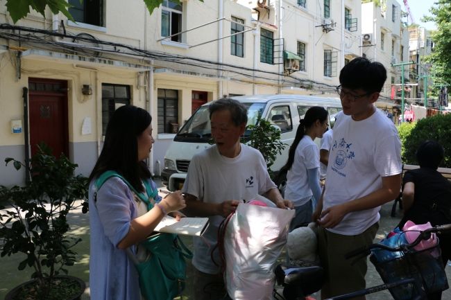 “衣”旧有用——记环境学院上海市衣物回收调查暑期实践活动