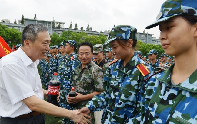 裴钢慰问军训旅官兵