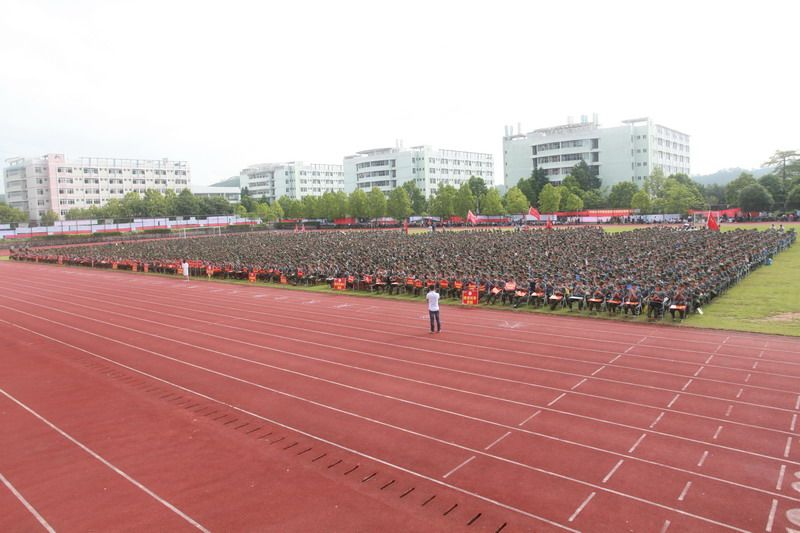 我校隆重举行2016级新生开学典礼暨军训动员大会2016-09-13 033404   作者李薇 谢辉琼   来源   点击