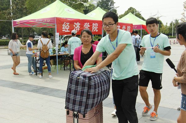 迎新专题亮明党员身份  热情服务迎新——点赞学生党员志愿服务队