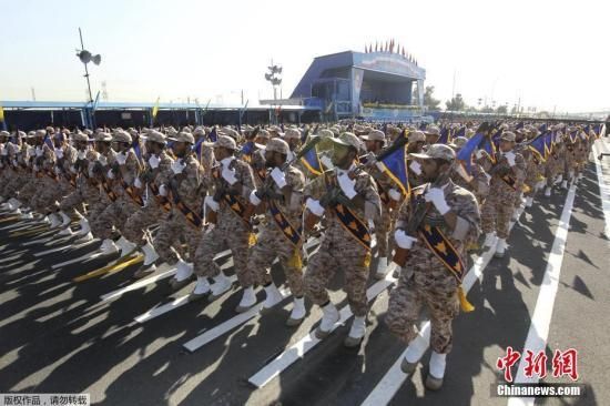 伊朗举行大规模阅兵 新型远程导弹亮相图