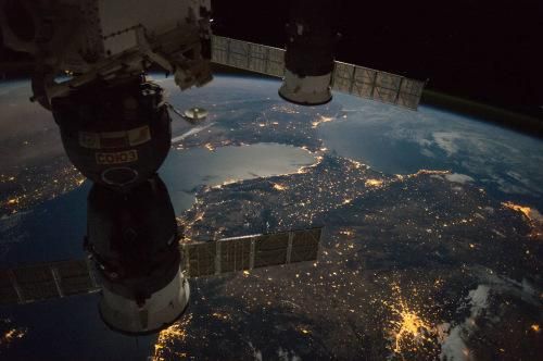 宇航员拍摄地球夜景灯火辉煌灿烂 海水平滑如镜