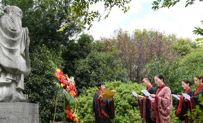 我校举行祭孔礼仪式